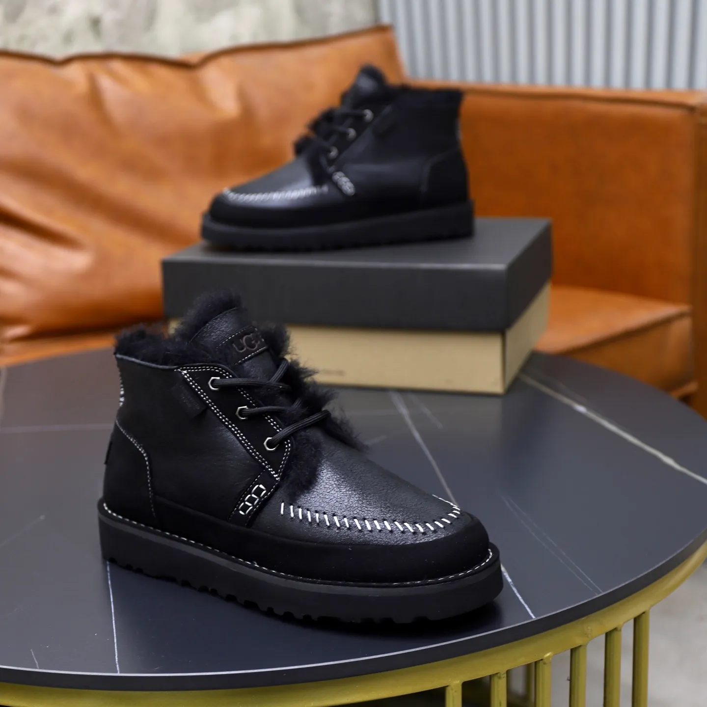 Ex-factory price: 620💰Thick wool imported from Australia Brand: UGG genuine purchase (fur integrated) Size: 39-44 (45 customized) Grade: Official website 1:1 Material: First layer of genuine leather waterproof and antifreeze upper Real wool lining Original non-slip and wear-resistant outsole Style category: Men's casual shoes Trendy style Comfortable on the feet Color: Official website color synchronization